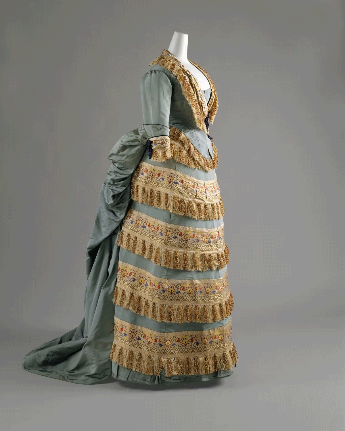 House of Worth Dress c. 1872 © Gift of Mrs. Philip K. Rhinelander, 1946, The Metropolitan Museum of Art, Dist. GrandPalaisRmn / image of the MMA