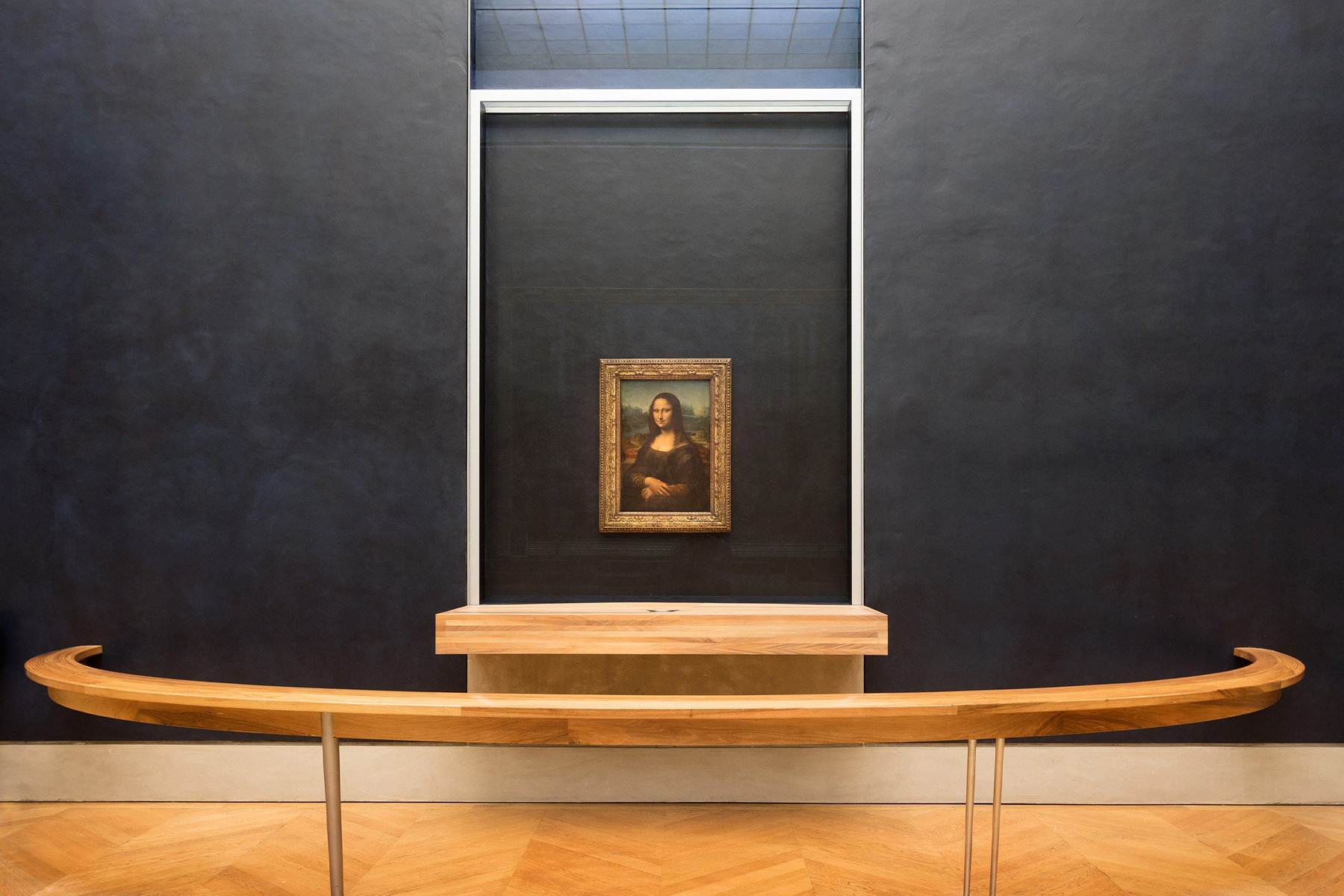 Portrait of Lisa Gherardini, known as the Mona Lisa in the Salle des États | Source: Le Louvre