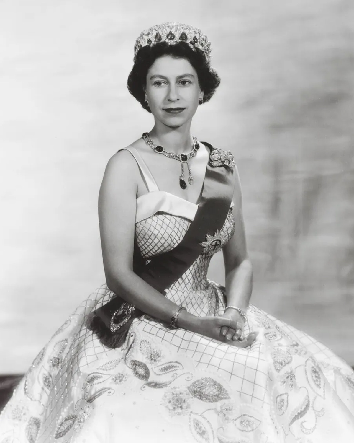 Portrait of Queen Elizabeth II by Baron, released to mark the Queen’s State Visit to France in April 1957 | Source: Royal Collection Trust