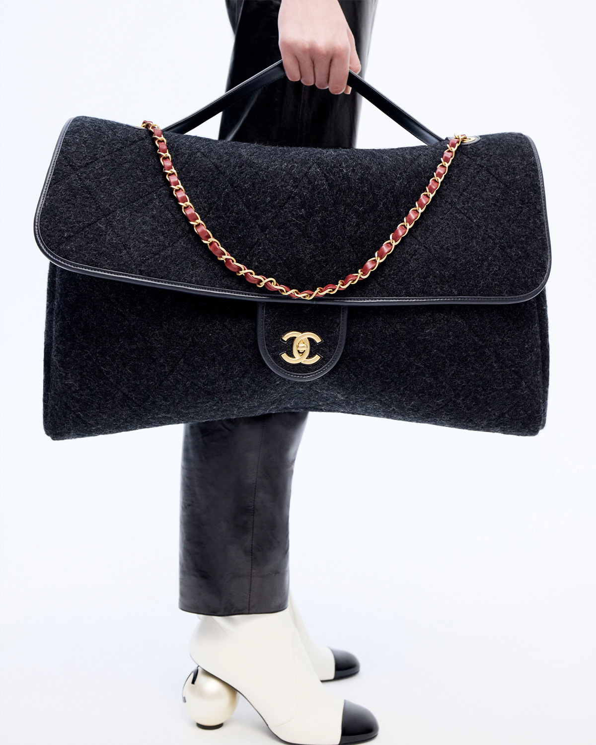 Chanel Fall-Winter 2025/26 Ready-To-Wear Collection Ad Campaign Featuring Lulu Tenney Review